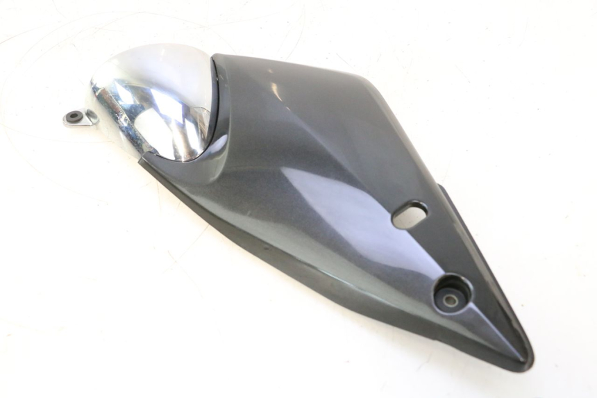 photo de RIGHT UNDERSEAT PANEL SUZUKI GSF N BANDIT 1200 (2001 - 2005) - Technical close-up