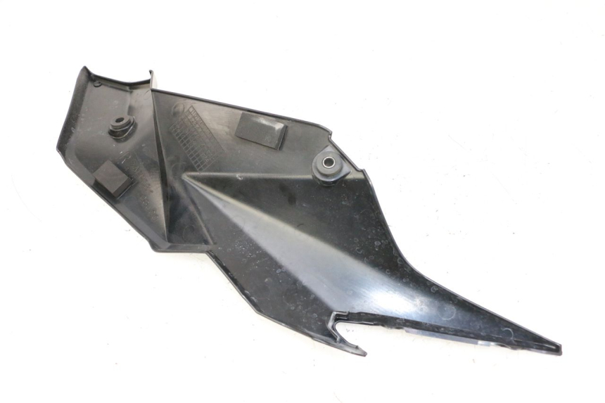 photo de RIGHT UNDERSEAT PANEL SUZUKI GSR 750 (2011 - 2017) - Fixing points details