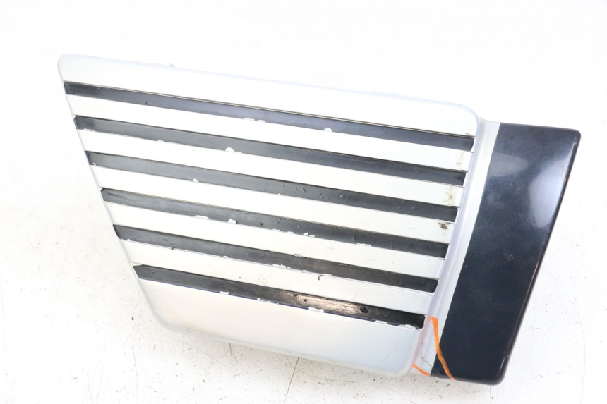 photo de RIGHT UNDERSEAT PANEL SUZUKI GSX E 250 (1982 - 1983) - Main view