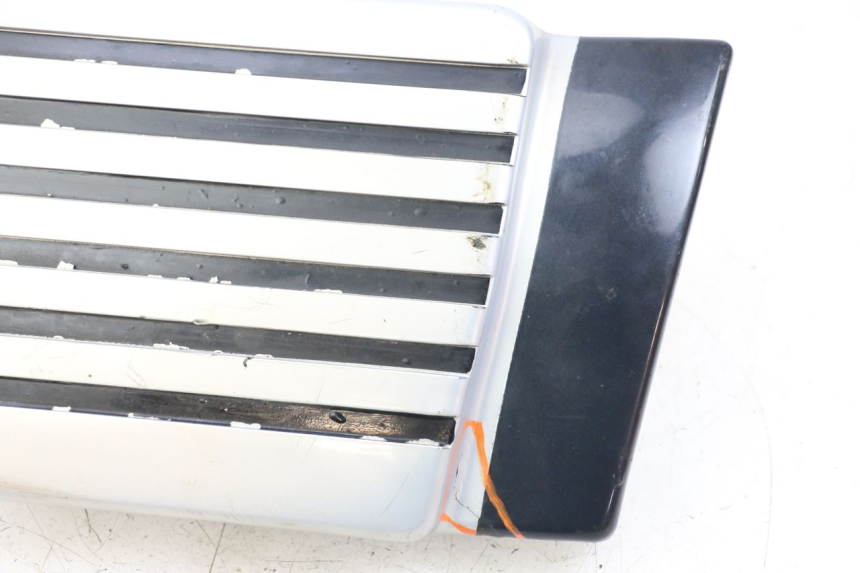 photo de RIGHT UNDERSEAT PANEL SUZUKI GSX E 250 (1982 - 1983) - Surface and material condition