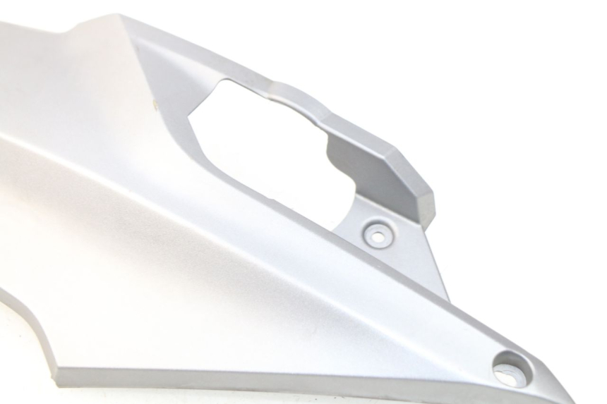 photo de RIGHT UNDERSEAT PANEL SYM GTS EFI ABS 125 (2012 - 2016) - Zoom on usage condition