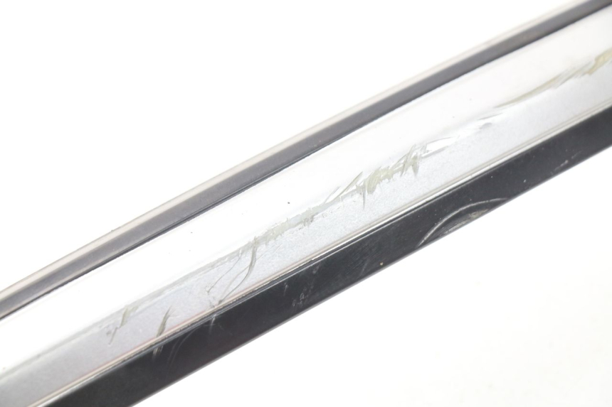 photo de RIGHT UNDERSEAT PANEL SYM GTS EVO 125 (2009 - 2013) - Zoom on usage condition