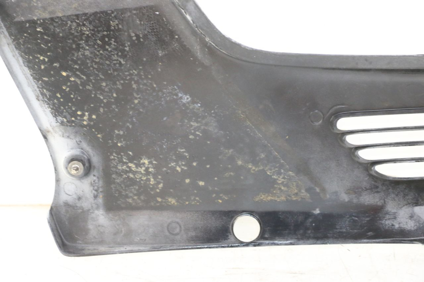 photo de RIGHT UNDERSEAT PANEL HONDA CBR F 1000 (1993 - 1996) - Alternative perspective