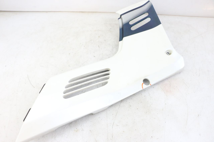 photo de RIGHT UNDERSEAT PANEL HONDA CBR F 1000 (1993 - 1996) - Fixing points details