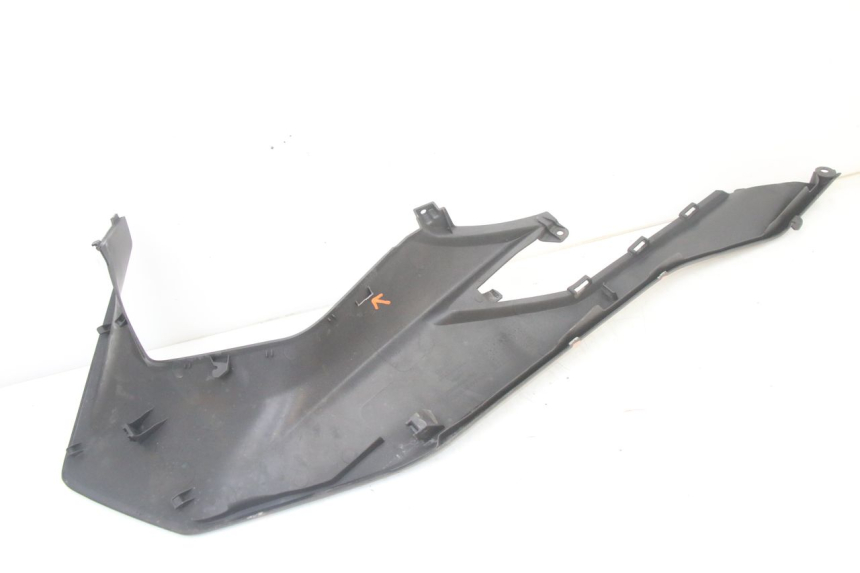 photo de RIGHT UNDERSEAT PANEL HONDA FORZA 125 (2021 - 2025) - Technical close-up