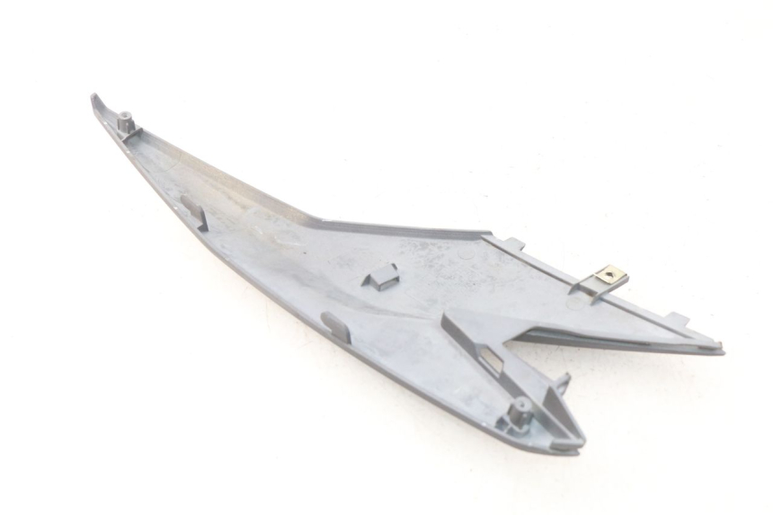 photo de RIGHT SIDE SEAT COVER SYM JET 4 4T 50 (2018 - 2021) - Zoom on usage condition