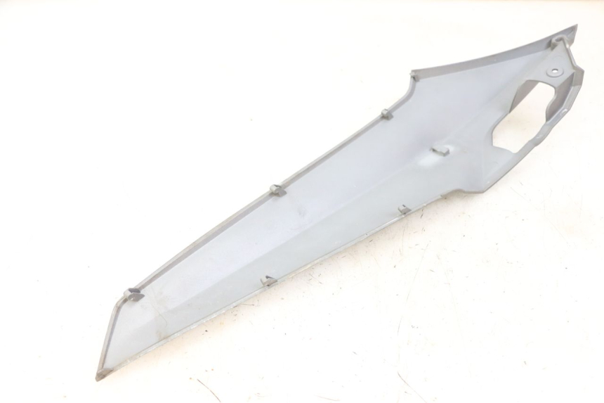 photo de RIGHT UNDERSEAT PANEL SYM JOYMAX 125 (2010 - 2017) - Zoom on usage condition