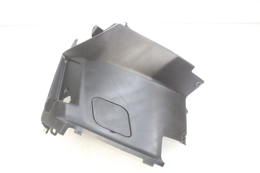 photo de RIGHT SIDE SEAT COVER PEUGEOT KISBEE 4T 50 (2018 - 2022) - Zoom on usage condition