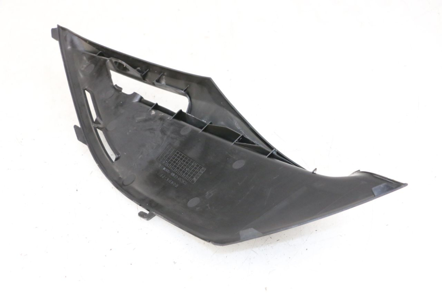 photo de RIGHT UNDERSEAT PANEL HONDA NHX LEAD 110 (2008 - 2010) - Zoom on usage condition