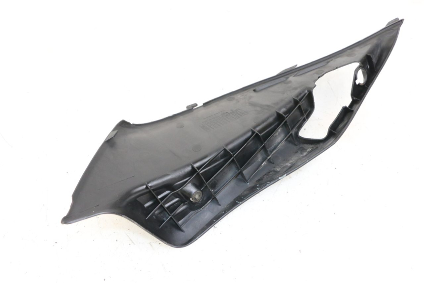 photo de RIGHT UNDERSEAT PANEL HONDA NHX LEAD 110 (2008 - 2010) - Zoom on usage condition