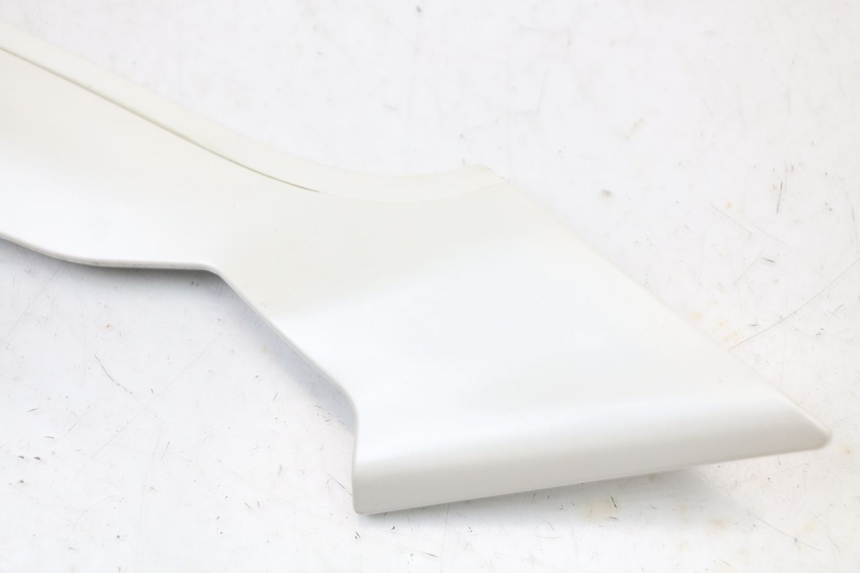 photo de RIGHT UNDERSEAT PANEL MOTO GUZZI NORGE 8V GT 1200 (2011 - 2016) - Zoom on usage condition