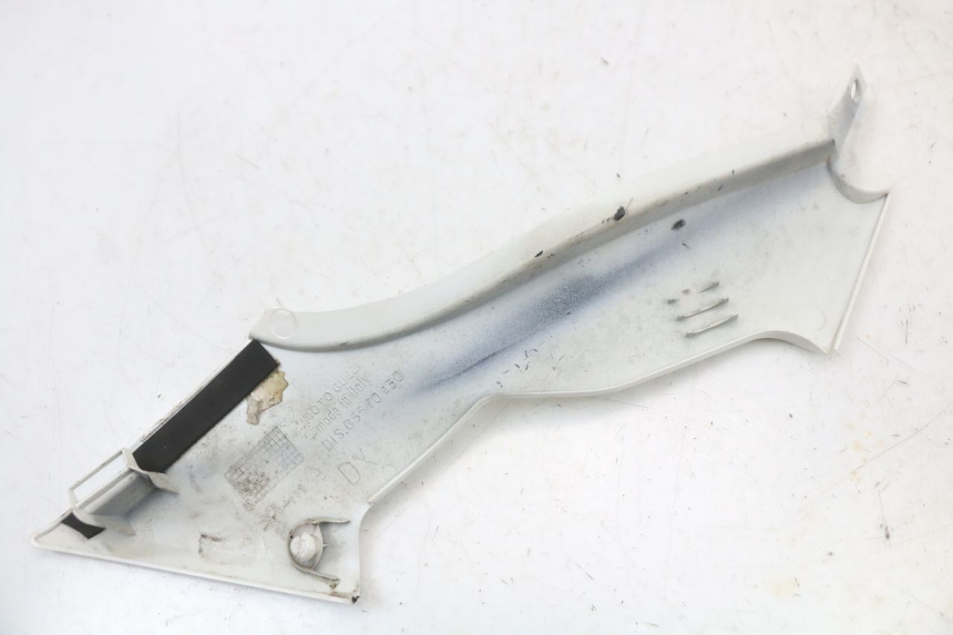 photo de RIGHT UNDERSEAT PANEL MOTO GUZZI NORGE 8V GT 1200 (2011 - 2016) - Technical close-up
