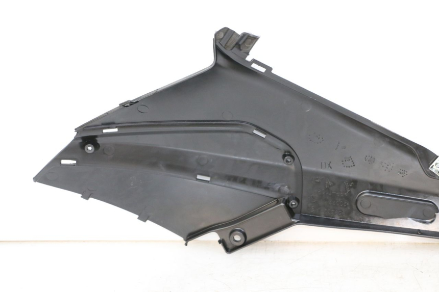 photo de RIGHT UNDERSEAT PANEL PIAGGIO NRG POWER PUREJET 50 (2018 - 2021) - Alternative perspective