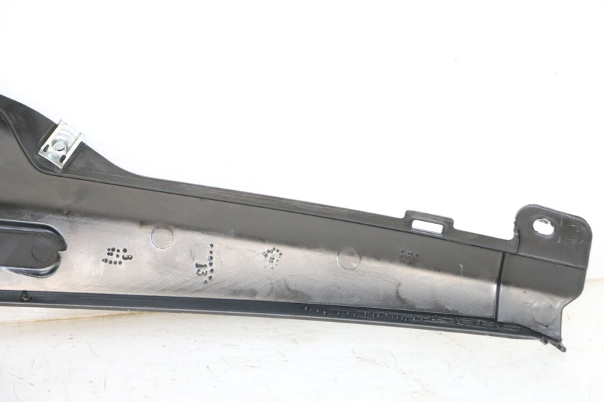 photo de RIGHT UNDERSEAT PANEL PIAGGIO NRG POWER PUREJET 50 (2018 - 2021) - Technical close-up