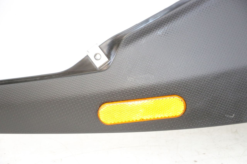 photo de RIGHT UNDERSEAT PANEL PIAGGIO NRG POWER PUREJET 50 (2018 - 2021) - Surface and material condition