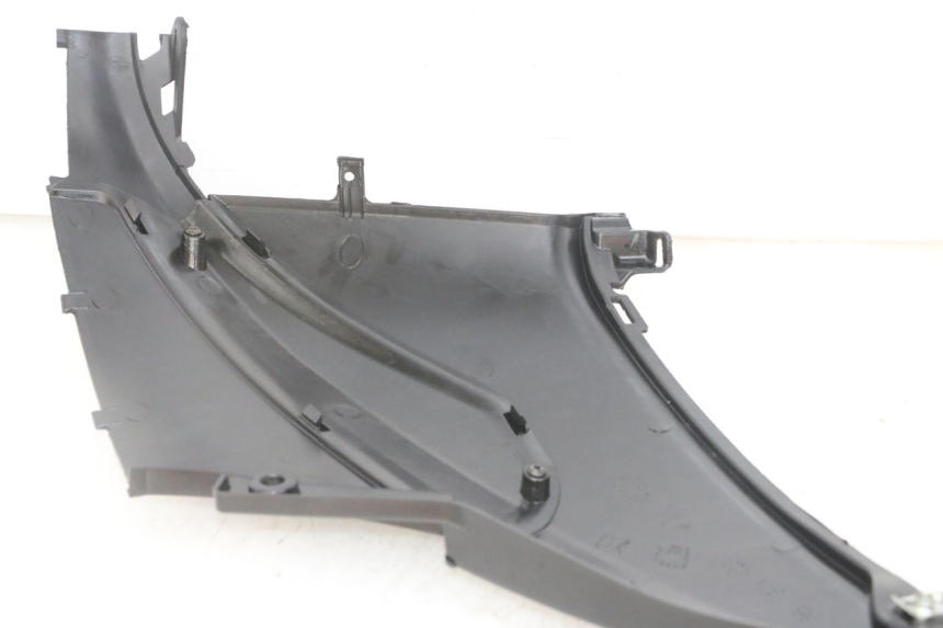 photo de RIGHT UNDERSEAT PANEL PIAGGIO NRG POWER PUREJET 50 (2018 - 2021) - Zoom on usage condition