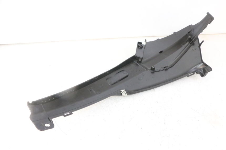 photo de RIGHT UNDERSEAT PANEL PIAGGIO NRG POWER PUREJET 50 (2018 - 2021) - Alternative perspective
