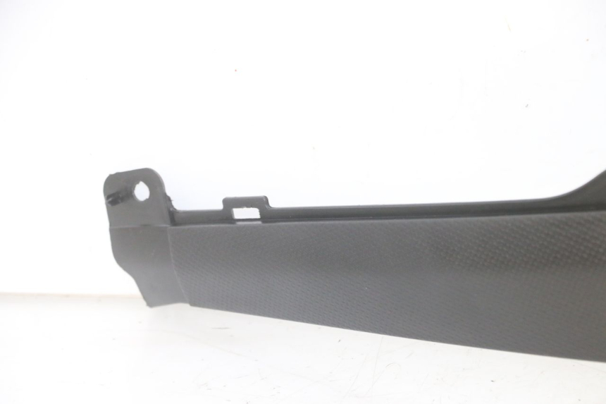 photo de RIGHT UNDERSEAT PANEL PIAGGIO NRG POWER PUREJET 50 (2018 - 2021) - Surface and material condition