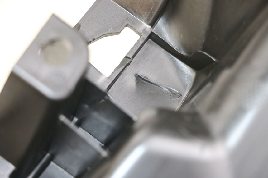 photo de RIGHT SIDE UNDER SEAT COVER SYM ORBIT III 3 4T 50 (2018 - 2021) - Zoom on usage condition