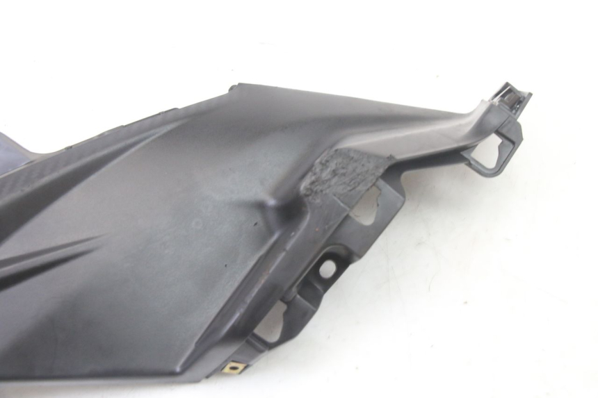 photo de RIGHT UNDERSEAT PANEL SYM ORBIT III 3 4T 50 (2021 - 2025) - Zoom on usage condition