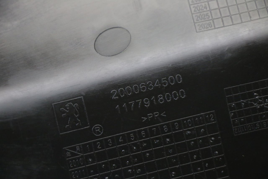 photo de RIGHT UNDERSEAT PANEL PEUGEOT STREETZONE I 2T 50 (2018 - 2020) - Technical close-up