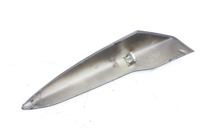 photo de RIGHT UNDERSEAT PANEL PIAGGIO LIBERTY IGET 4T 50 (2021 - 2025) - Zoom on usage condition