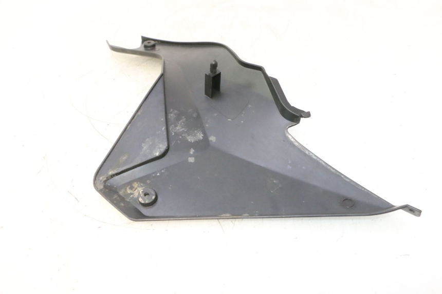 photo de RIGHT UNDERSEAT PANEL YAMASAKI ROADSTER 50 (2013 - 2018) - Zoom on usage condition