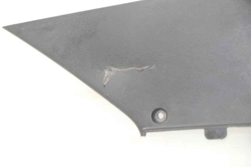 photo de RIGHT SIDE SEAT COVER DAELIM S2 FI 125 (2008 - 2017) - Technical close-up