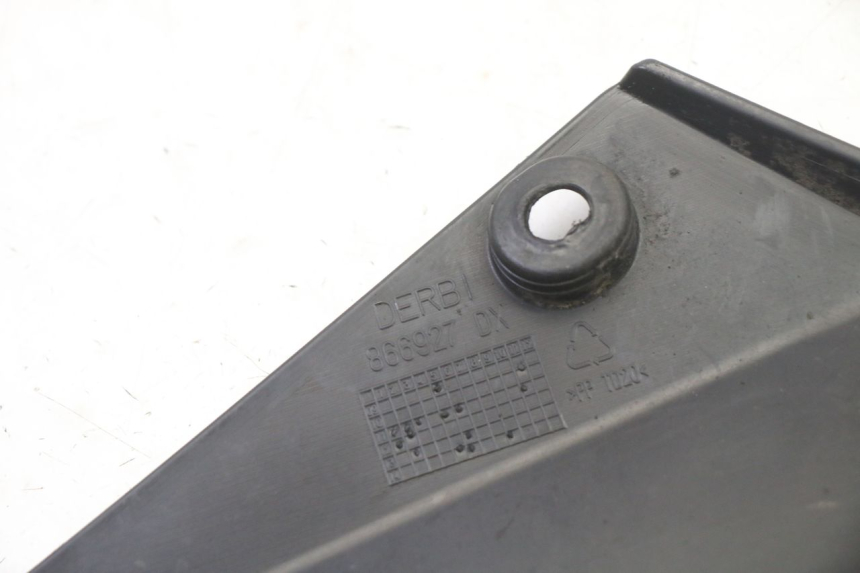 photo de RIGHT UNDERSEAT PANEL GILERA SMT SUPERMOTARD 50 (2009 - 2017) - Fixing points details