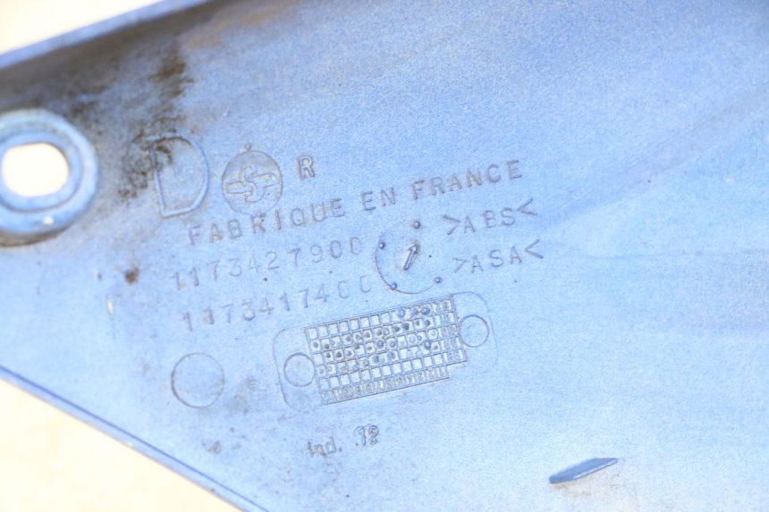 photo de RIGHT UNDERSEAT PANEL PEUGEOT SPEEDFIGHT 2 LC 50 (2000 - 2009) - Zoom on usage condition