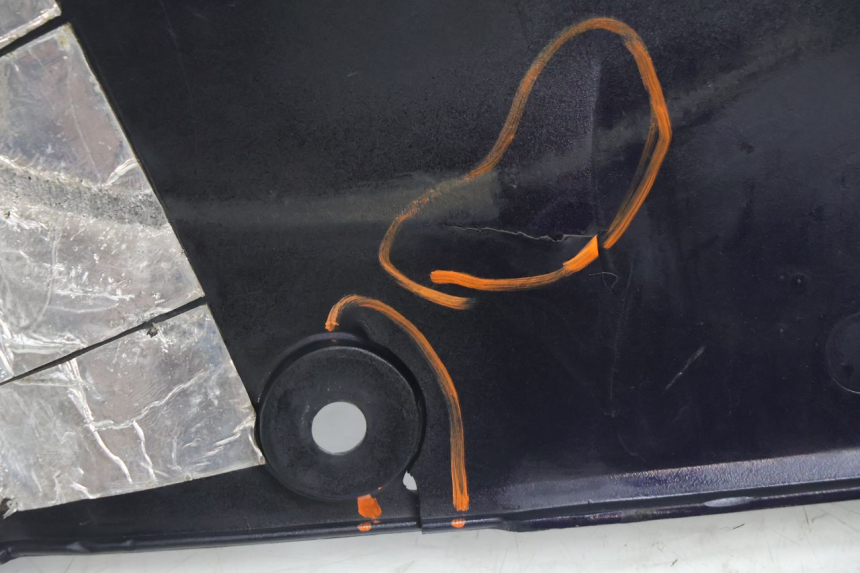 photo de RIGHT UNDERSEAT PANEL HONDA ST PAN EUROPEAN 1100 (1990 - 2002) - Surface and material condition