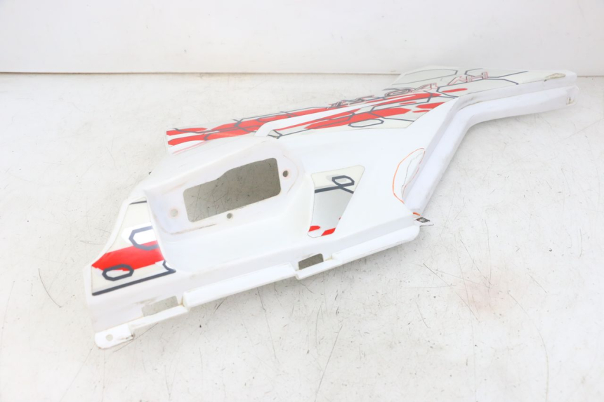 photo de RIGHT SIDE UNDER SEAT COVER HYTRACK ST 170 (2020 - 2024) - Surface and material condition