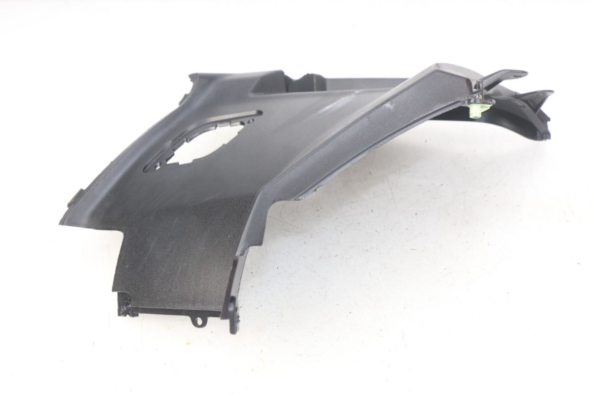 photo de RIGHT SIDE SEAT COVER PEUGEOT STREETZONE 4T 50 (2018 - 2023) - Technical close-up