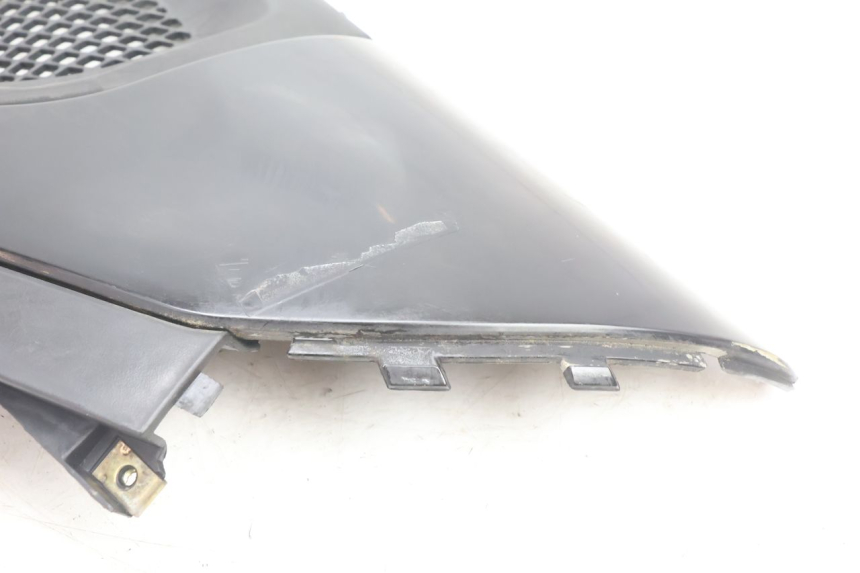 photo de RIGHT UNDERSEAT PANEL KYMCO SUPER 8 2T 50 (2007 - 2013) - Zoom on usage condition