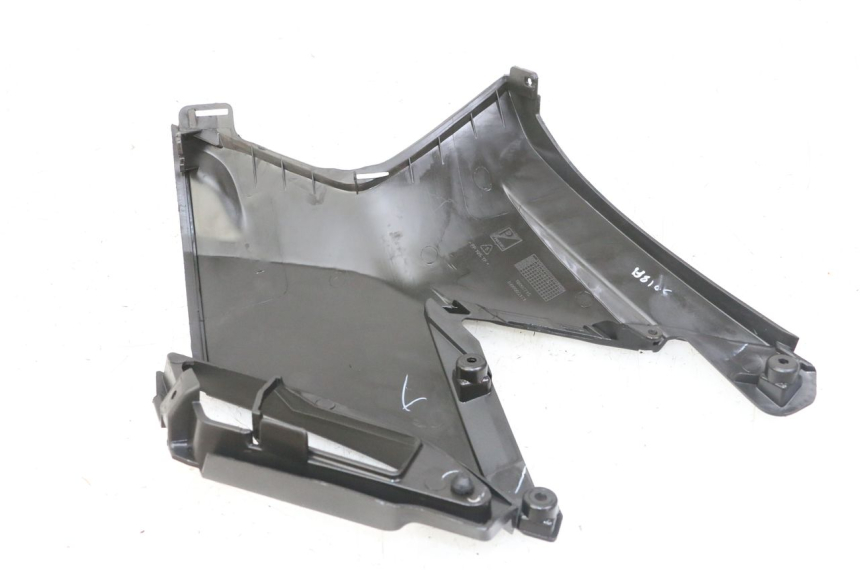 photo de RIGHT SIDE UNDER SEAT COVER APRILIA SXR 50 (2021 - 2023) - Zoom on usage condition