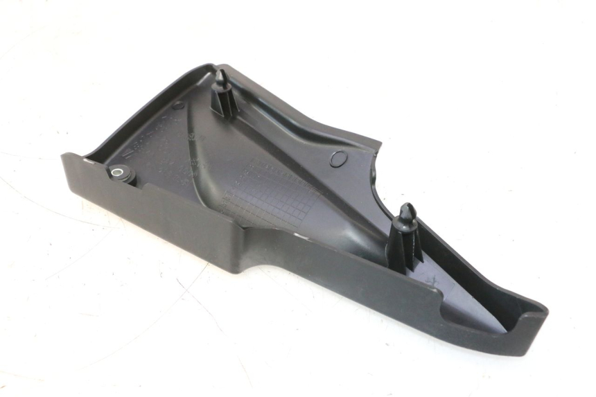 photo de RIGHT UNDERSEAT PANEL DAELIM VJ ROADWIN 125 (2004 - 2007) - Technical close-up