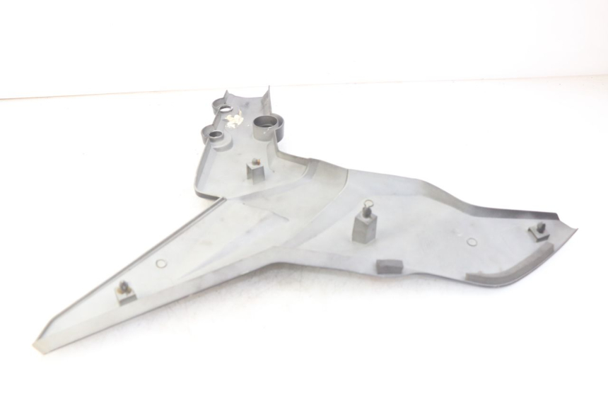 photo de RIGHT SIDE SEAT COVER SYM WOLF SB 125 (2011 - 2018) - Zoom on usage condition