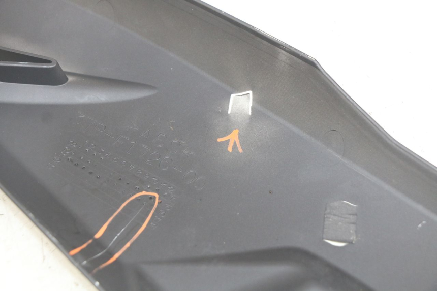 photo de RIGHT SIDE SEAT COVER YAMAHA X-MAX XMAX 125 (2010 - 2013) - Technical close-up