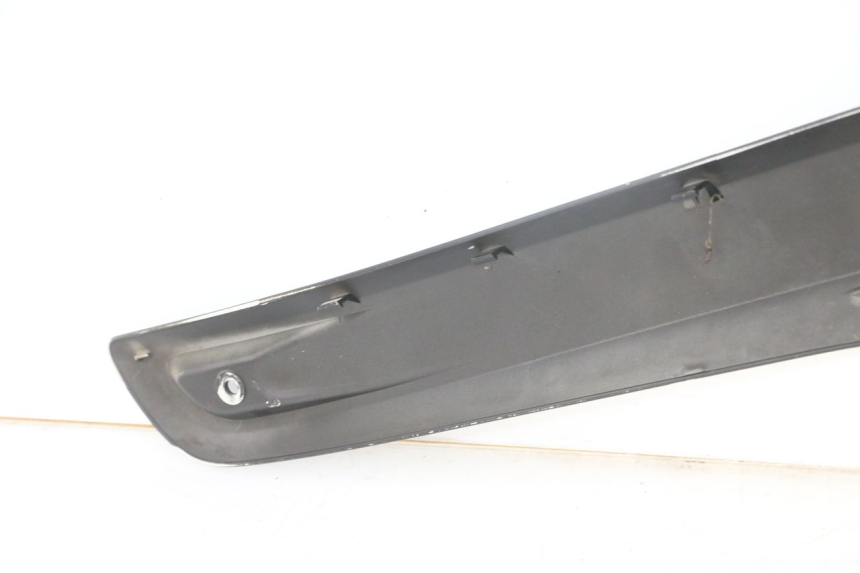 photo de RIGHT SIDE SEAT COVER YAMAHA X-MAX XMAX 125 (2010 - 2013) - Technical close-up