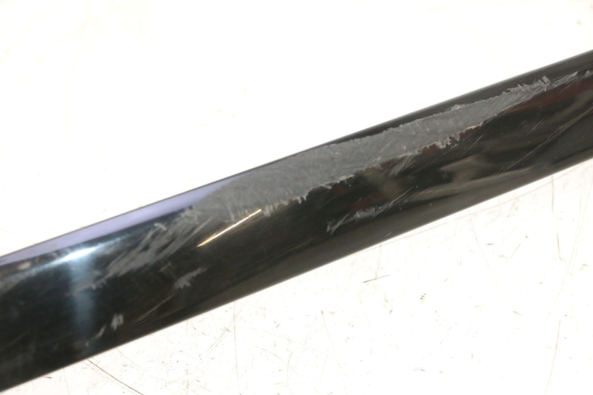photo de RIGHT UNDERSEAT PANEL PIAGGIO X8 STREET 125 (2006 - 2007) - Zoom on usage condition