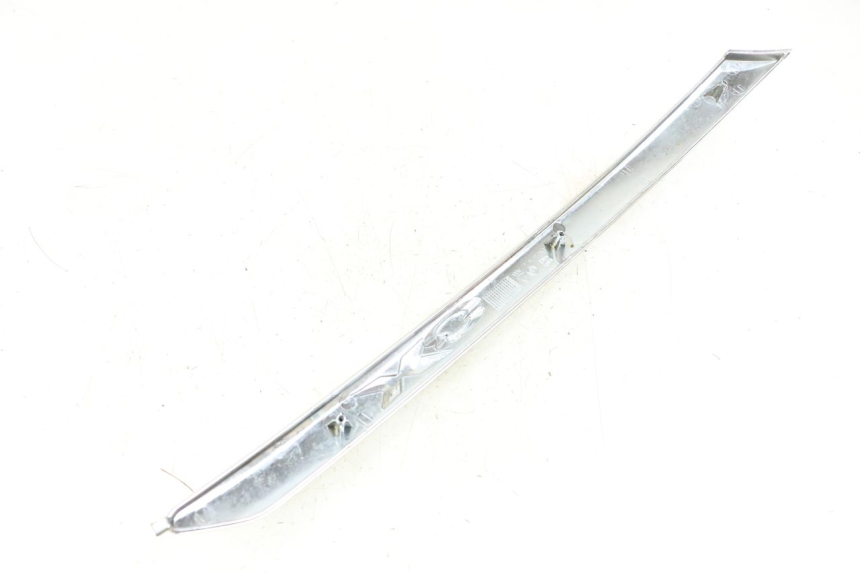 photo de RIGHT SIDE UNDER SEAT PANEL PIAGGIO X8 125 (2004 - 2007) - Technical close-up