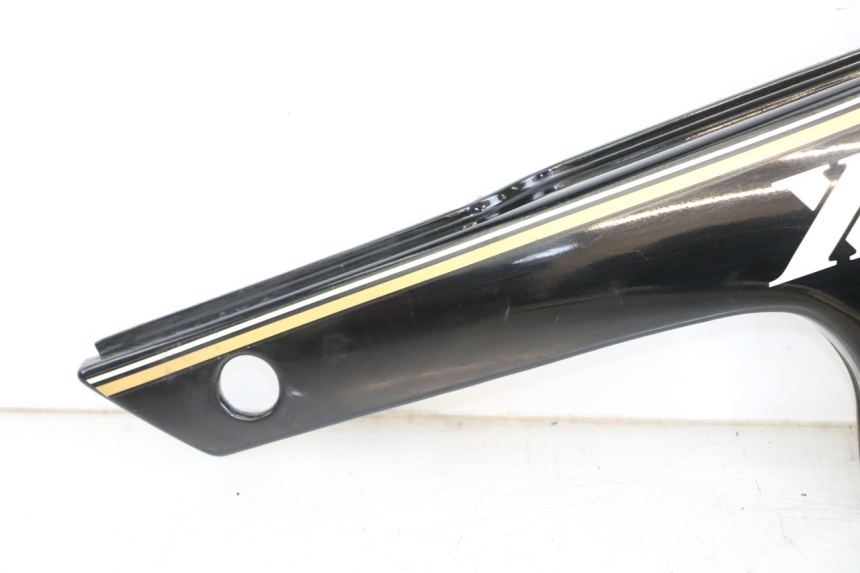 photo de RIGHT UNDERSEAT PANEL YAMAHA XJ F 900 (1983 - 1994) - Fixing points details