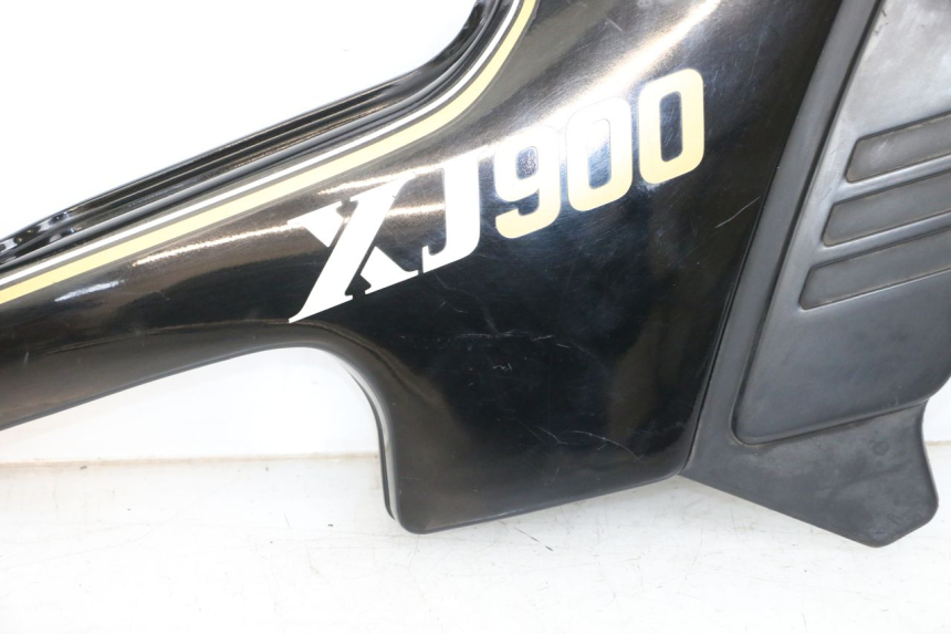 photo de RIGHT UNDERSEAT PANEL YAMAHA XJ F 900 (1983 - 1994) - Surface and material condition