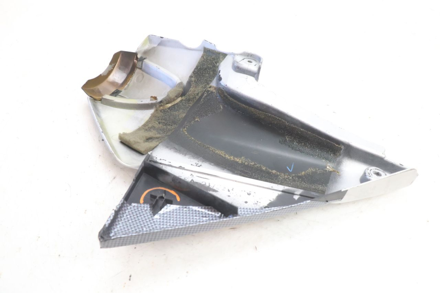 photo de RIGHT UNDERSEAT PANEL YAMAHA XJR 1300 (1998 - 2002) - Fixing points details