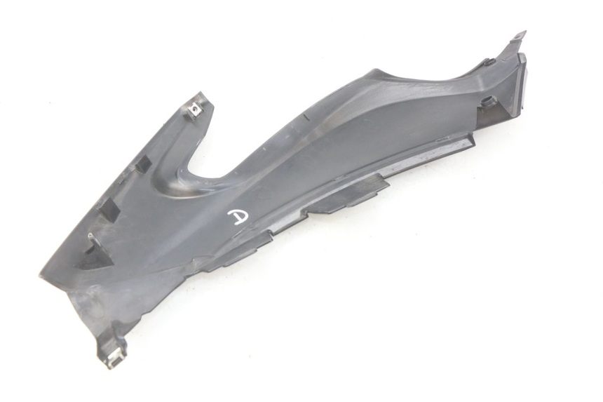 photo de RIGHT UNDERSEAT PANEL YAMAHA XP T-MAX TMAX ABS 530 (2012 - 2015) - Zoom on usage condition