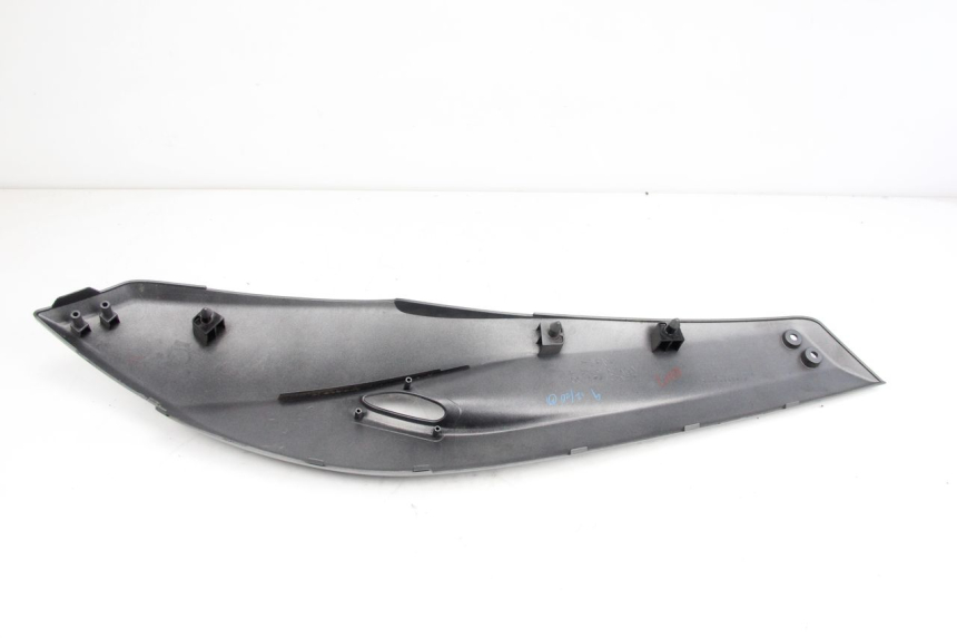 photo de RIGHT UNDERSEAT PANEL YAMAHA XP T-MAX TMAX 500 (2008 - 2012) - Technical close-up