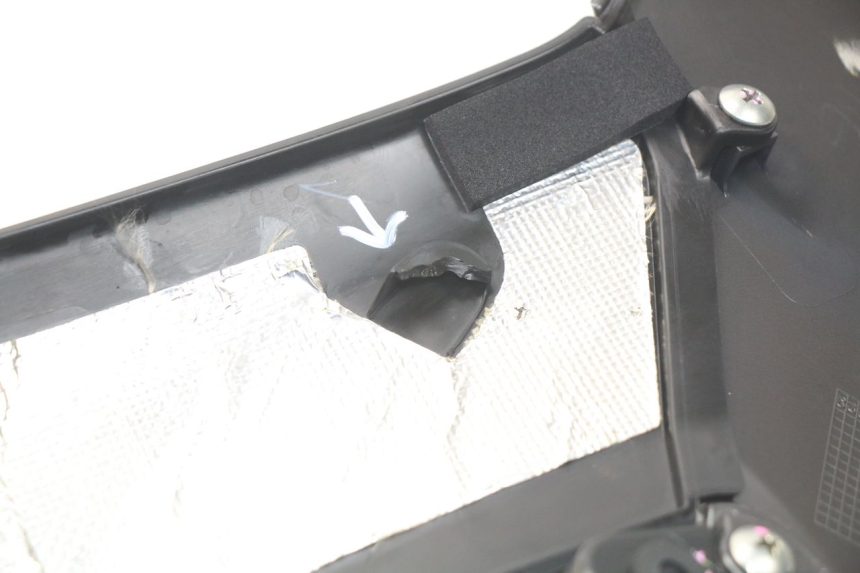 photo de RIGHT UNDERSEAT PANEL KAWASAKI Z Z900 900 (2017 - 2019) - Alternative perspective