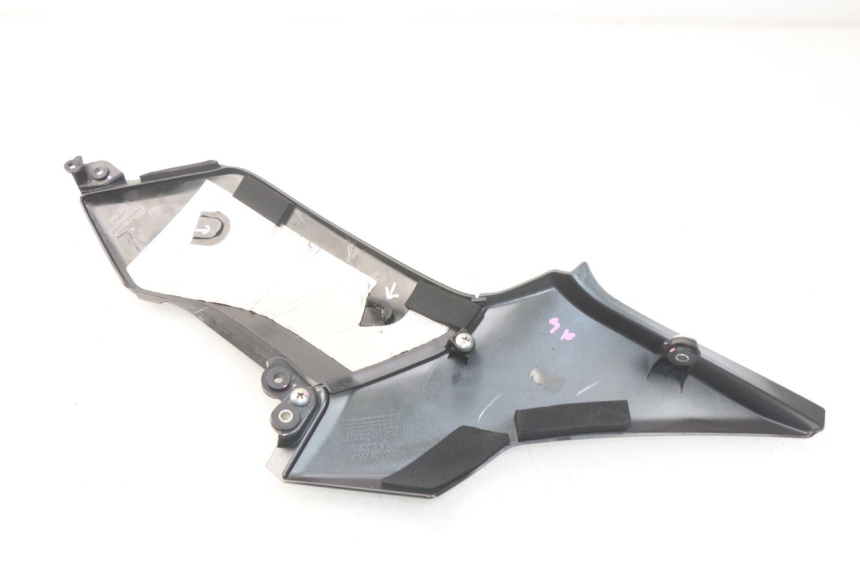 photo de RIGHT UNDERSEAT PANEL KAWASAKI Z Z900 900 (2017 - 2019) - Technical close-up