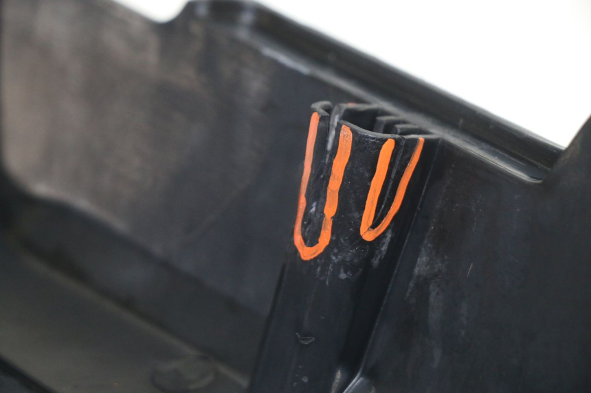 photo de LEFT UNDERSEAT PANEL PEUGEOT 103 SPX CLIP 50 (1989 - 1992) - Surface and material condition