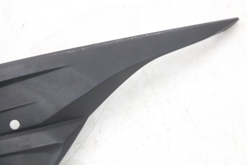 photo de LEFT UNDERSEAT PANEL SUZUKI ADDRESS 110 (2015 - 2020) - Alternative perspective